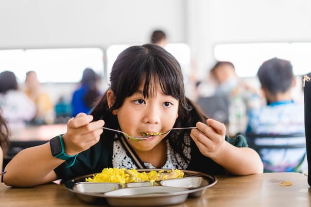 Muntah dan Diare Massal di Sekolah: Kapan Harus Curiga Keracunan Makanan?