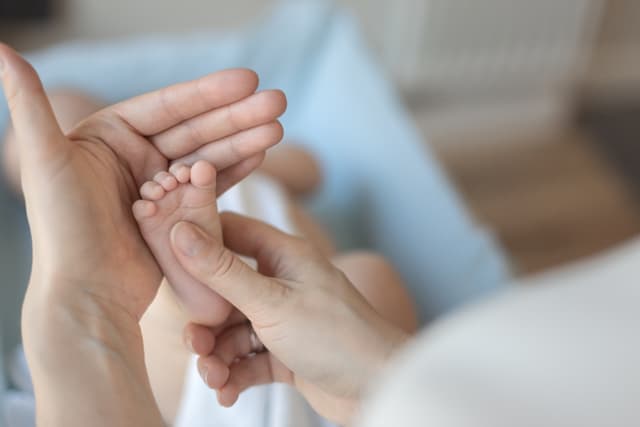 Refleks Babinski pada Bayi: Definisi, Cara Pemeriksaan, dan Tanda yang Perlu Diwaspadai