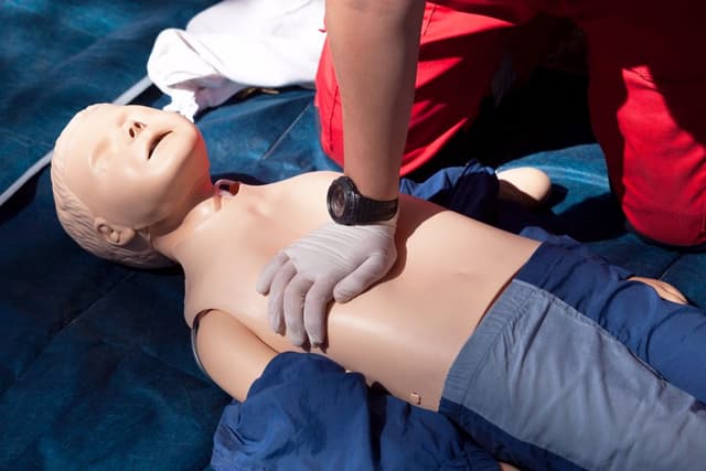Basic Life Support pada Anak: Algoritma, Pembaruan, dan Pesan Kunci Berdasarkan Panduan AHA & AAP 2025