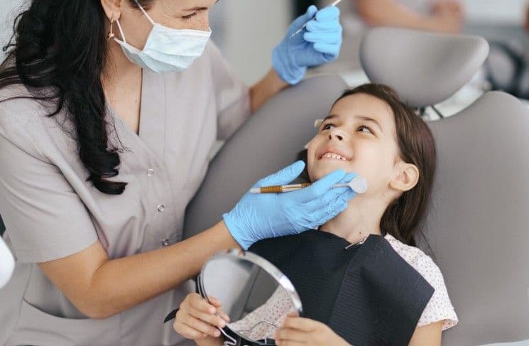Fluoride Varnish pada Anak: Pencegahan Karies yang Efektif