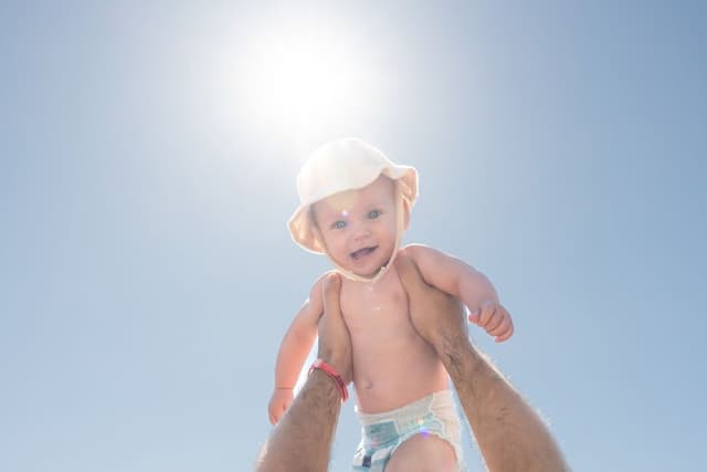 Apakah Bayi Boleh Dijemur? Menimbang Manfaat dan Risiko Paparan Sinar Matahari pada Anak