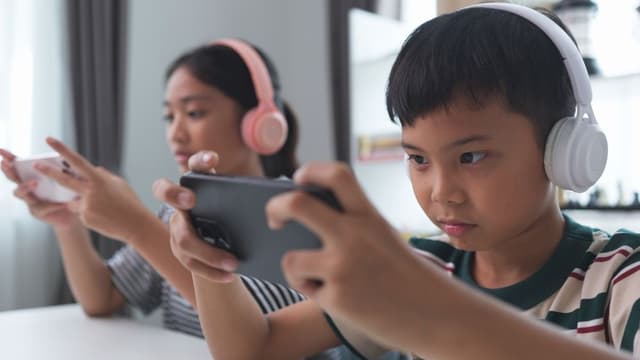YouTube dan Meta Belum Patuh PP Tunas, Risiko di Blokir demi Kesehatan Mental Anak