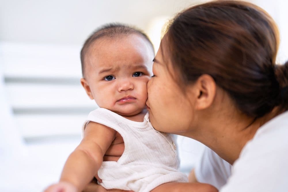 Bahaya Mencium Bayi Baru Lahir: Apa yang Perlu Disampaikan kepada Pasien dan Keluarga