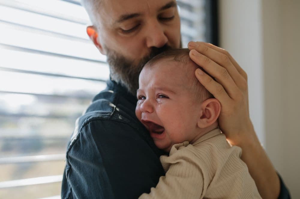 Bantu Orang Tua Atasi Kolik Infantil pada Bayi Mereka dengan Cara Berikut!