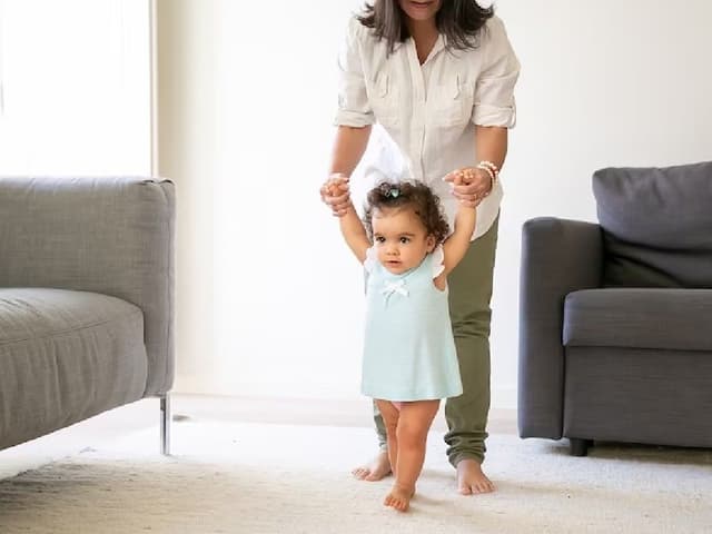 7 Tips Melatih si Kecil agar Bisa Berjalan Sendiri