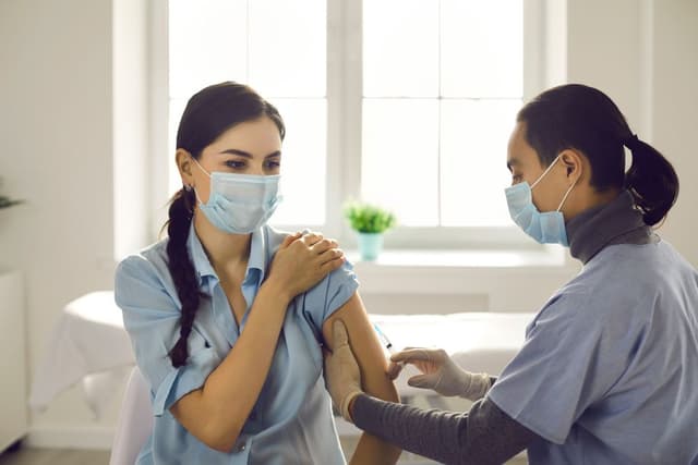 Berikut Imunisasi yang Perlu Anda Dapatkan Sebagai Dokter dan Tenaga Kesehatan!
